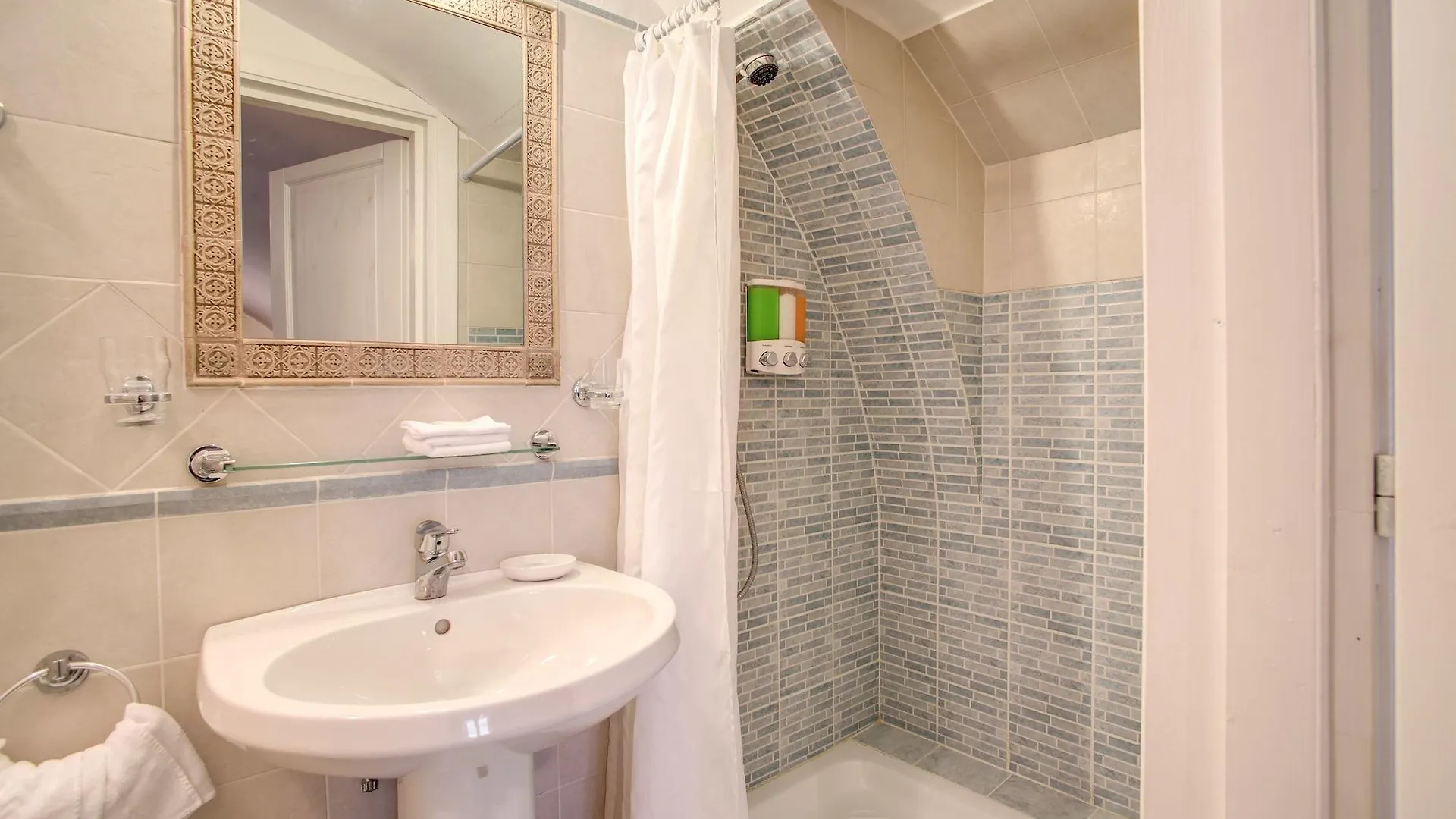 *** Bed & Breakfast Navona Gallery Suites Rome Italy